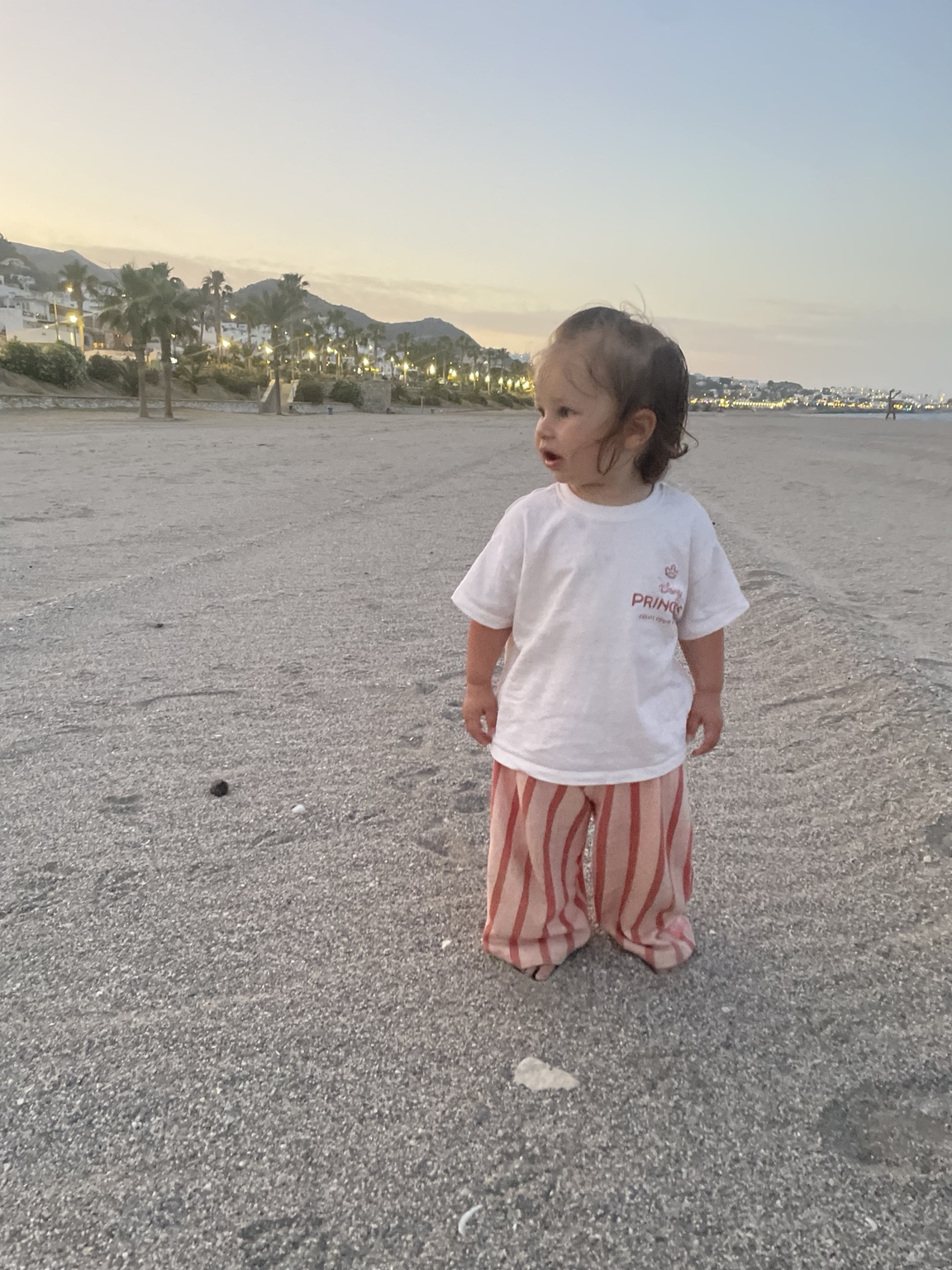 Mała dziewczynka w wygodnym stroju na plaży